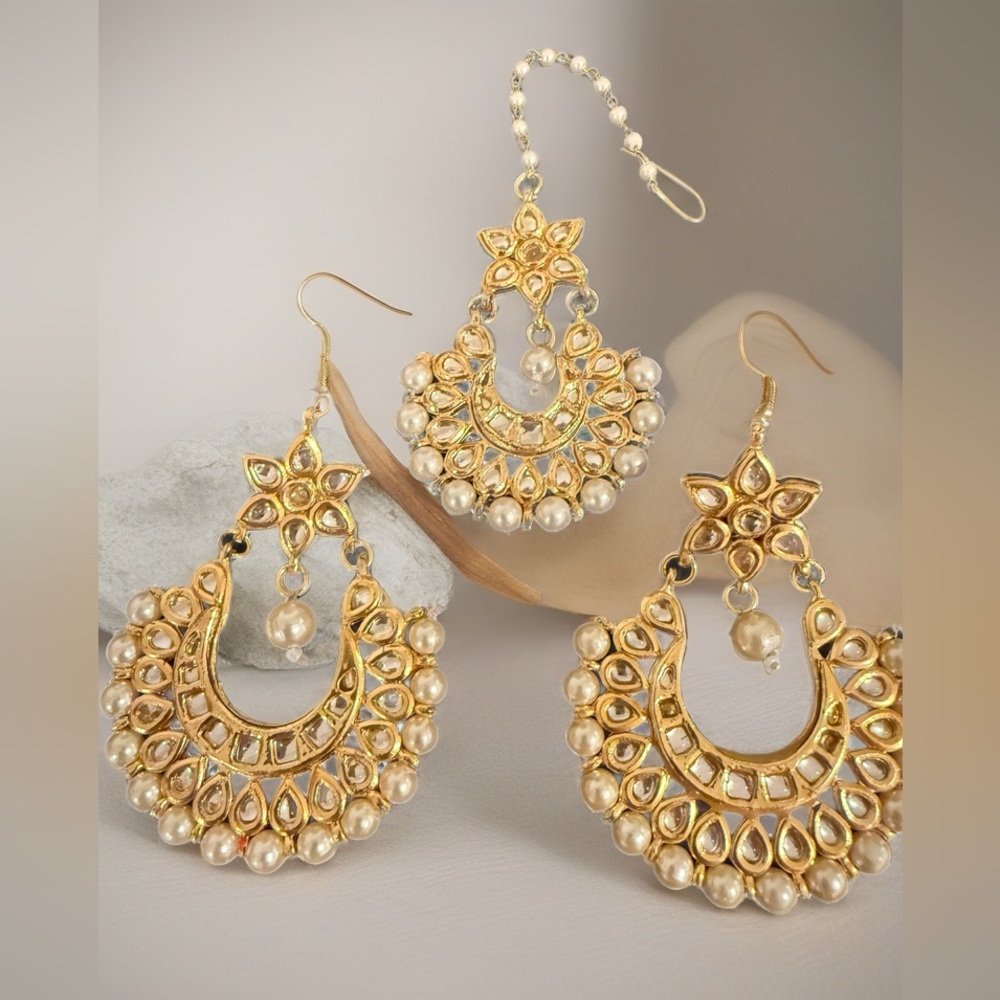 Elegant kundan and PearlEarrings Set with maang tika